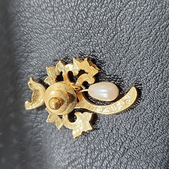 VINTAGE AVON GOLD PARTRIDGE in a PEAR TREE BROOCH with FAUX PEARL - Picture 2 of 2